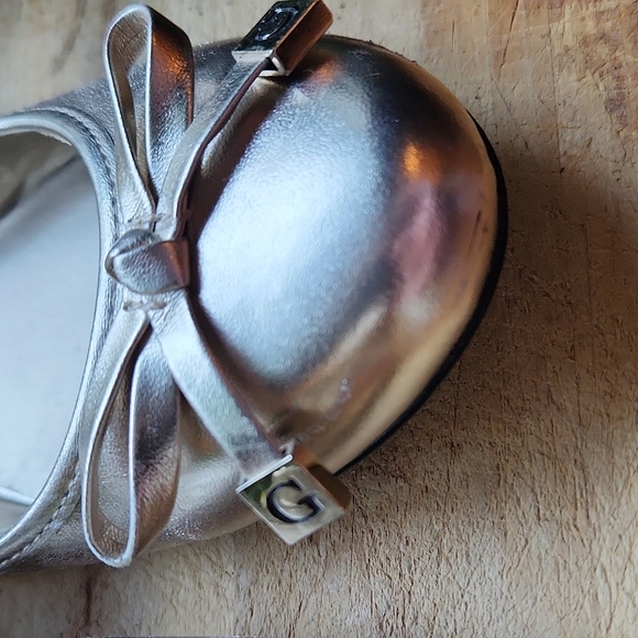 6.5M Metallic White Gold Bow Charms Guess Ballet Flats Vegan - Picture 5 of 14